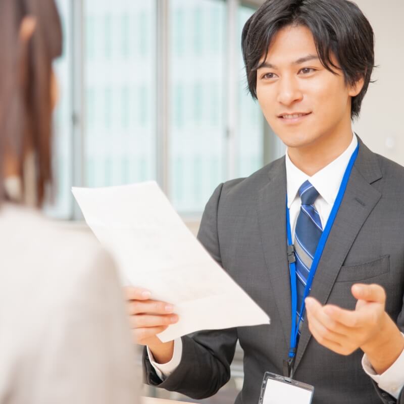 男性の社員が転職のサポートをしている様子